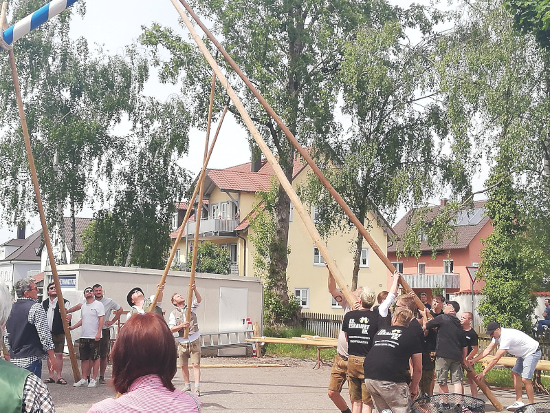 Maibaum aufstellen in Staudinger