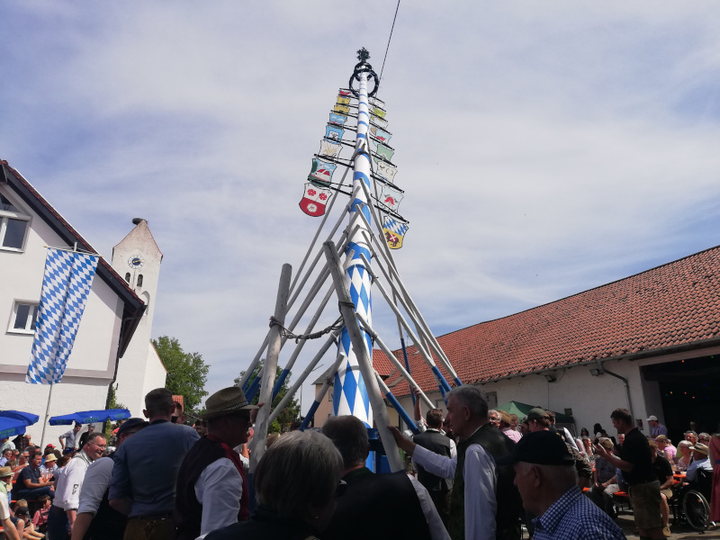 Maibaum aufstellen in Thonstetten